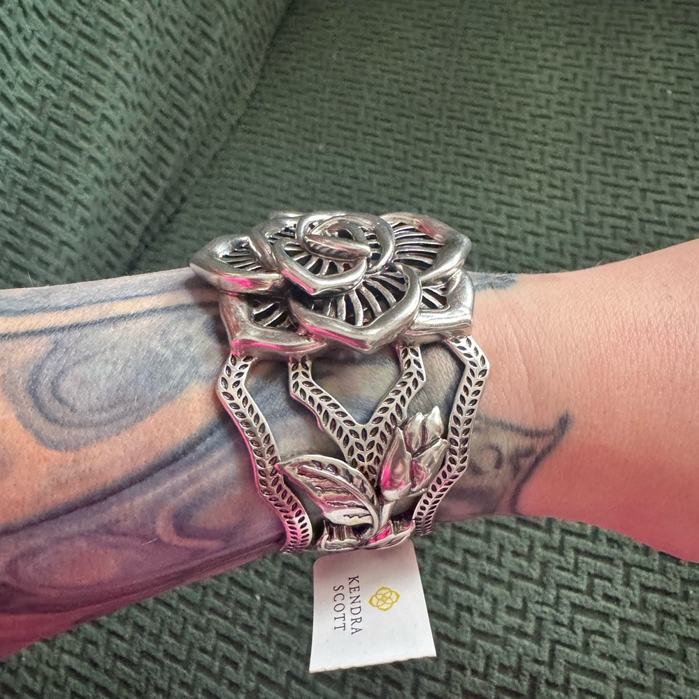 Kendra Scott Ansel Rose Statement Cuff in Vintage Silver - Picture 4 of 6